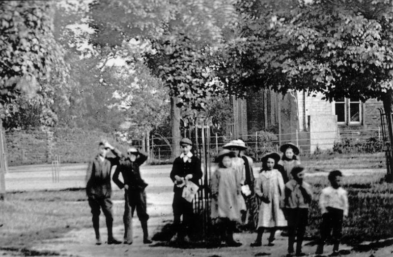 CU children on green 1906.JPG - Children on green 1906